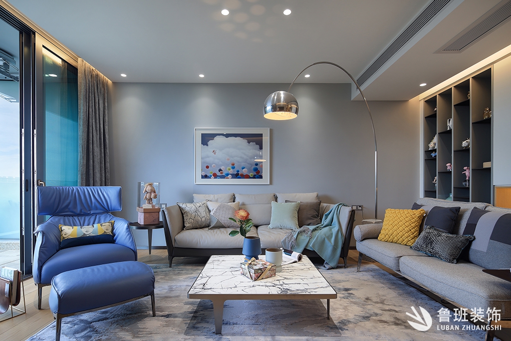 作為墻面裝飾材料，壁紙和乳膠漆到底選擇哪個(gè)更合適呢？